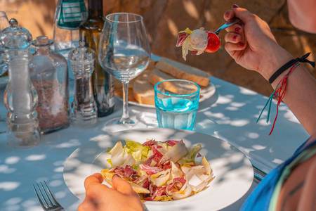 Galanias Hotel & Retreat, Blick auf das Restaurant-Buffet mit verschiedenen kulinarischen Angeboten.