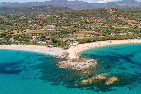 Galanias Hotel & Retreat, Sitzplätze der Strandbar mit Blick auf den Sandstrand und die Wellen.