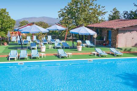 Sa Muvara Hotel, Pool mit Sonnenliegen