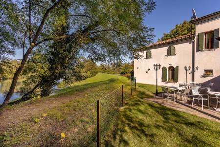 Borgo ca’ dei Sospiri, Ruhiges Flussufer mit Vegetation und Spazierweg