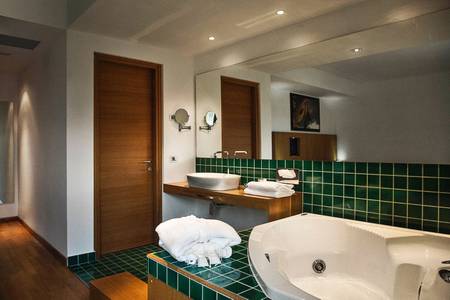 Lanthia Resort, Zimmer/Wohnbeispiel Lanthia Resort, Modernes Badezimmer der Junior Suite mit Doppelwaschbecken und Badewanne.