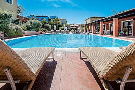 Borgo degli Ulivi, Pool mit Liegen