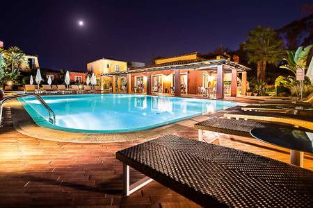 Borgo degli Ulivi, Pool am Abend