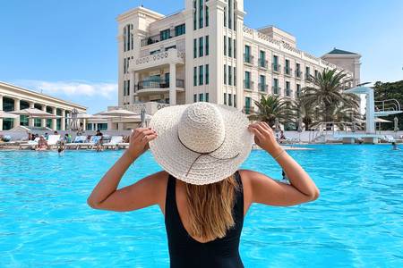 Hotel Las Arenas, Außenpool mit großzügigem Bereich zum Entspannen