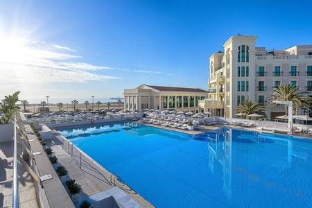 Hotel Las Arenas, Außenpool mit Sonnenliegen und Sonnenschirmen