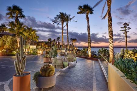 Minareto, Terrasse mit Palmen und Sitzmöglichkeiten im Außenbereich.