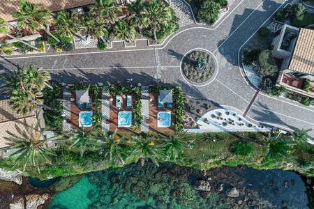 Minareto, Terrasse mit Whirlpool (Jacuzzi) und Meerblick, ausgestattet mit Liegen.