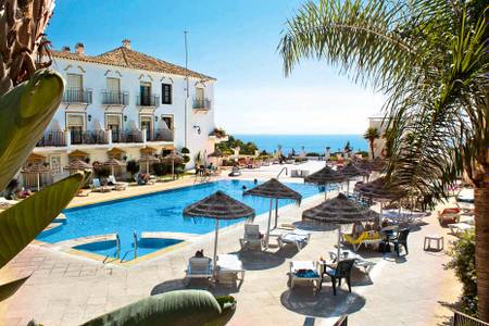 Hotel TRH Mijas, Pool mit Liegen und Schirmen