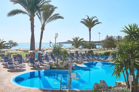 Hipotels Hipocampo Playa, Pool/Poolbereich Hipotels Hipocampo Playa, Blick über den Pool auf das Hotelgebäude.