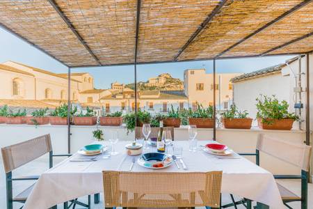 Scicli Albergo Diffuso, Geräumige Sonnenterrasse mit Sitzlounge und Pflanzen, Blick in den ruhigen Innenhof.