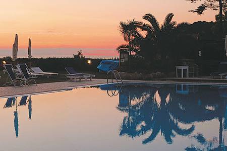 Hotel Biódola, Pool am Abend