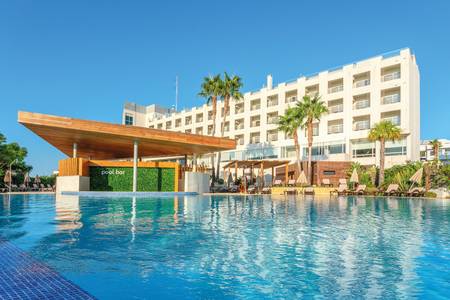 AP Maria Nova Lounge Hotel, Der großzügige Außenpool mit türkisblauem Wasser, umgeben von einer Sonnenterrasse mit Liegen und Schirmen.