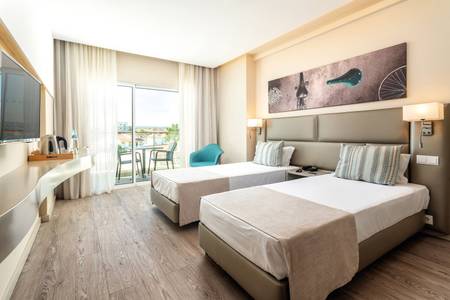 AP Maria Nova Lounge Hotel, Hell und modern eingerichtetes Hotelzimmer mit einem Doppelbett, hochwertigen Holzmöbeln und Zugang zum Balkon.