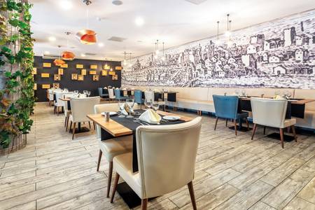 AP Maria Nova Lounge Hotel, Gesamtansicht des Hauptrestaurants mit elegantem Mobiliar und Vorbereitung für den Abendservice.