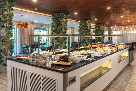 AP Maria Nova Lounge Hotel, Modern gestalteter Restaurantbereich mit eingedeckten Tischen, dunklen Stühlen und großen Fensterfronten, die viel Tageslicht hereinlassen.