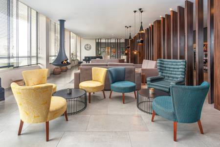 AP Maria Nova Lounge Hotel, Die großzügige Lobby des Hotels mit komfortablen Sitzgruppen, Rezeptionstresen und modernem Design.