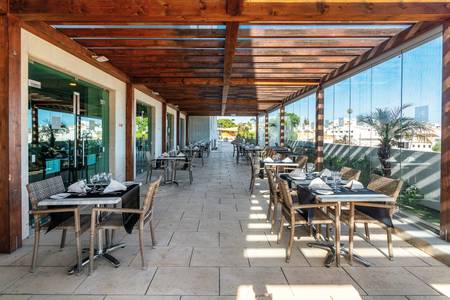 AP Maria Nova Lounge Hotel, Buffetbereich des Restaurants mit einer Auswahl an Speisen in Warmhaltebehältern und dekorativer Beleuchtung.