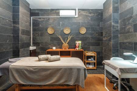 AP Maria Nova Lounge Hotel, Ein Behandlungsraum im Spa-Bereich mit einer Massageliege, sanfter Beleuchtung und entspanntem Ambiente.