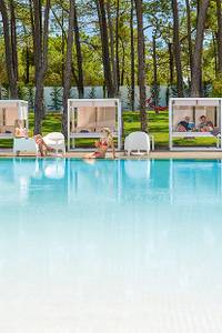 Alcazar Hotel & Spa, Pool mit Liegen