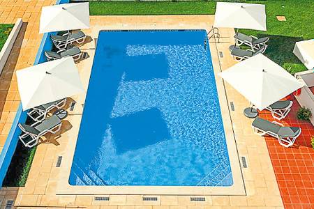 Hotel Vicentina, Pool mit Liegen und Schirmen