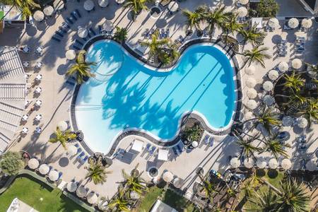 Hipotels Hotel La Geria, Panoramablick auf das Hotelgelände und die Architektur.