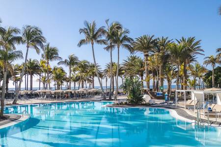 Hipotels Hotel La Geria, Großzügiger Außenpool mit Sonnenliegen und Sonnenschirmen.
