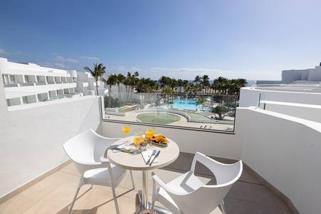 Hipotels Hotel La Geria, Helles Doppelzimmer mit modernem Design und direktem Meerblick vom Balkon.