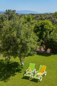 Montinho de Ouro, Garten mit Liegen