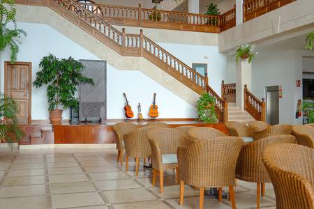 Hotel Las Olas, öffentliche Bereiche Hotel Las Olas, Hell und modern gestaltete Hotel-Lobby mit einladenden Sitzgelegenheiten, stilvoller Dekoration und einer Rezeption.