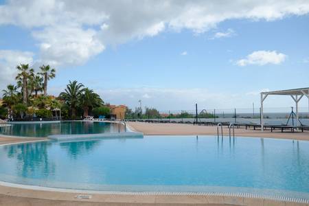 Hotel Las Olas, Pool/Poolbereich Hotel Las Olas, Ein weiterer Blick auf den Hotel-Außenpool mit glitzerndem Wasser, Sonnenliegen und angrenzenden Grünflächen.