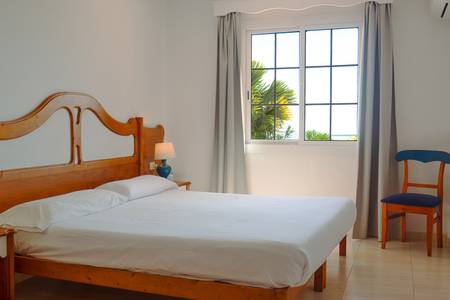 Hotel Las Olas, Zimmer/Wohnbeispiel Hotel Las Olas, Blick in den Wohnbereich des Hotel-Appartements mit einem gemütlichen Sofa, Fernseher und moderner Einrichtung.