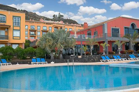 Hotel Las Olas, Pool/Poolbereich Hotel Las Olas, Großzügiger Außenpool des Hotels, umgeben von Liegestühlen, Sonnenschirmen und Palmen unter klarem Himmel.