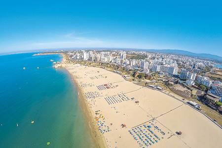 Jupiter Algarve Hotel, Blick auf das Hotel und den Strand vom Meer