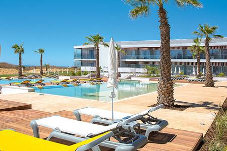 Pestana Alvor South Beach – Premium Suite Hotel, Liegen am Pool