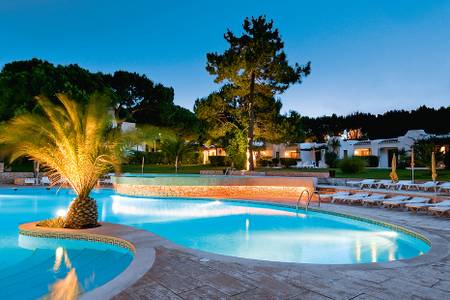 Balaia Golf Village, Pool mit Liegen