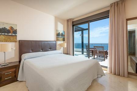Olée Nerja Holiday Rentals, Freundlicher Empfangsbereich des Hotels mit Rezeptionstresen.