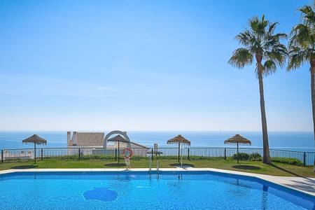 Olée Nerja Holiday Rentals, Sonnenterrasse am Pool mit bequemen Liegen und Sonnenschirmen.