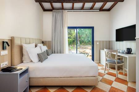 Pestana Vila Sol, Vilamoura – Premium Golf & Spa Resort, Klassisch eingerichtetes Hotelzimmer mit einem Doppelbett, Holzmöbeln und warmen Farben.