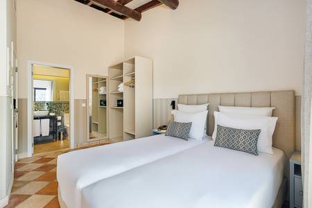 Pestana Vila Sol, Vilamoura – Premium Golf & Spa Resort, Blick auf den gemütlichen Sitzbereich des Classic-Zimmers mit Sesseln und einem kleinen Tisch.