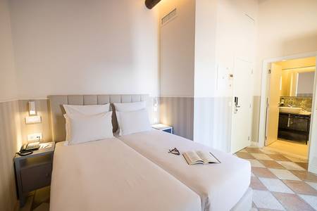 Pestana Vila Sol, Vilamoura – Premium Golf & Spa Resort, Modernes Badezimmer des Classic-Zimmers mit Waschtisch, großem Spiegel und Dusche.
