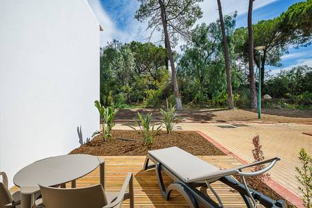 Pestana Vila Sol, Vilamoura – Premium Golf & Spa Resort, Detailaufnahme des hellen Schlafbereichs im Classic-Zimmer mit gemachter Bettwäsche.