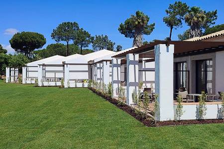 Pestana Vila Sol, Vilamoura – Premium Golf & Spa Resort, Helles Hotelzimmer der Kategorie Garden Room mit direktem Zugang zum grünen Gartenbereich.