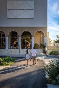 Akrotiri Beach Resort Hotel, Außenansicht des Hotelgebäudes auf der griechischen Insel Korfu (CFU).