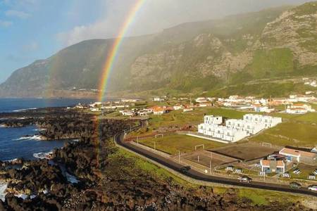 Villas do Mar, Luftaufnahme der Hotelanlage, die die Gebäude, den Poolbereich und die umliegende Landschaft zeigt.