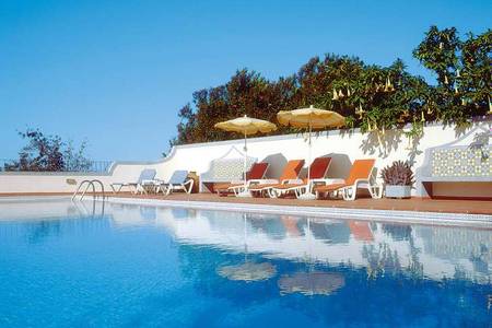 Quinta Mãe dos Homens – Garden Village, Pool mit Liegen und Schirmen