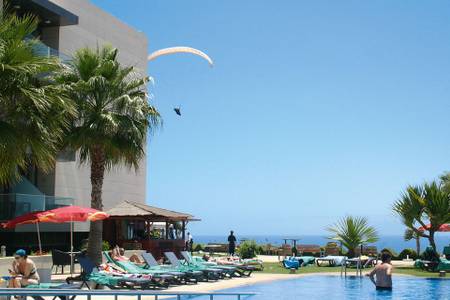 Golden Residence, Pool mit Gleitschirmflieger