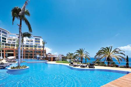 Pestana Promenade - Premium Ocean & Spa Resort, Pool mit Hotel