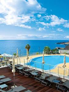 Meliá Madeira Mare, Liegeterrasse mit Pool und Meerblick