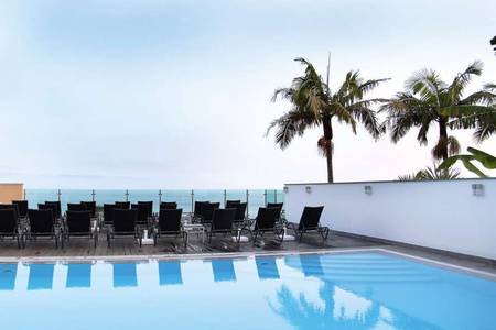 Vila Baleira Funchal, Pool mit Liegen