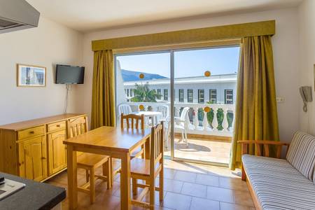 Appartements Charco del Conde, Appartement mit Wohnbereich, Bett und funktionaler Einrichtung